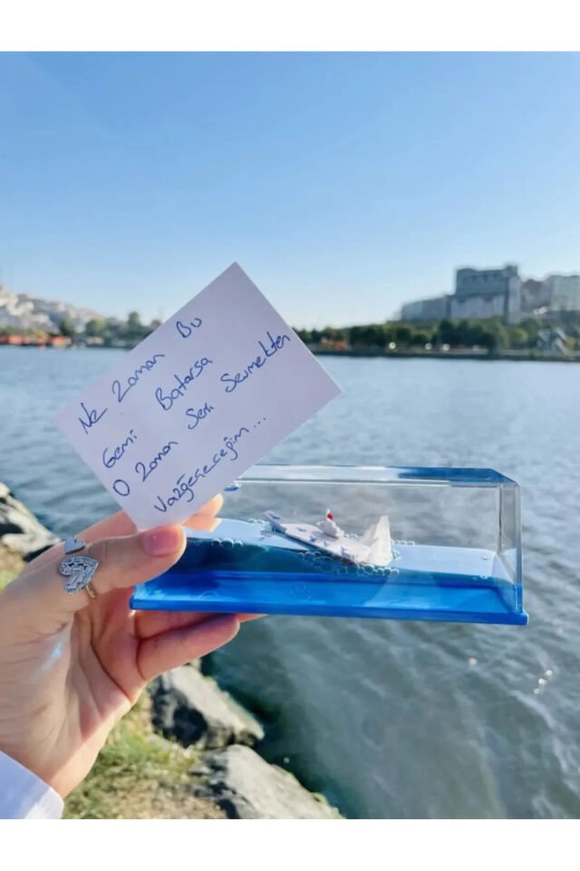 Mavi Su Akvaryum Şişe Şeklinde Batmayan Titanik Gemi